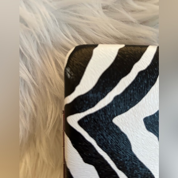 Hard Case Zebra 🦓 Print Wallet - Picture 6 of 16